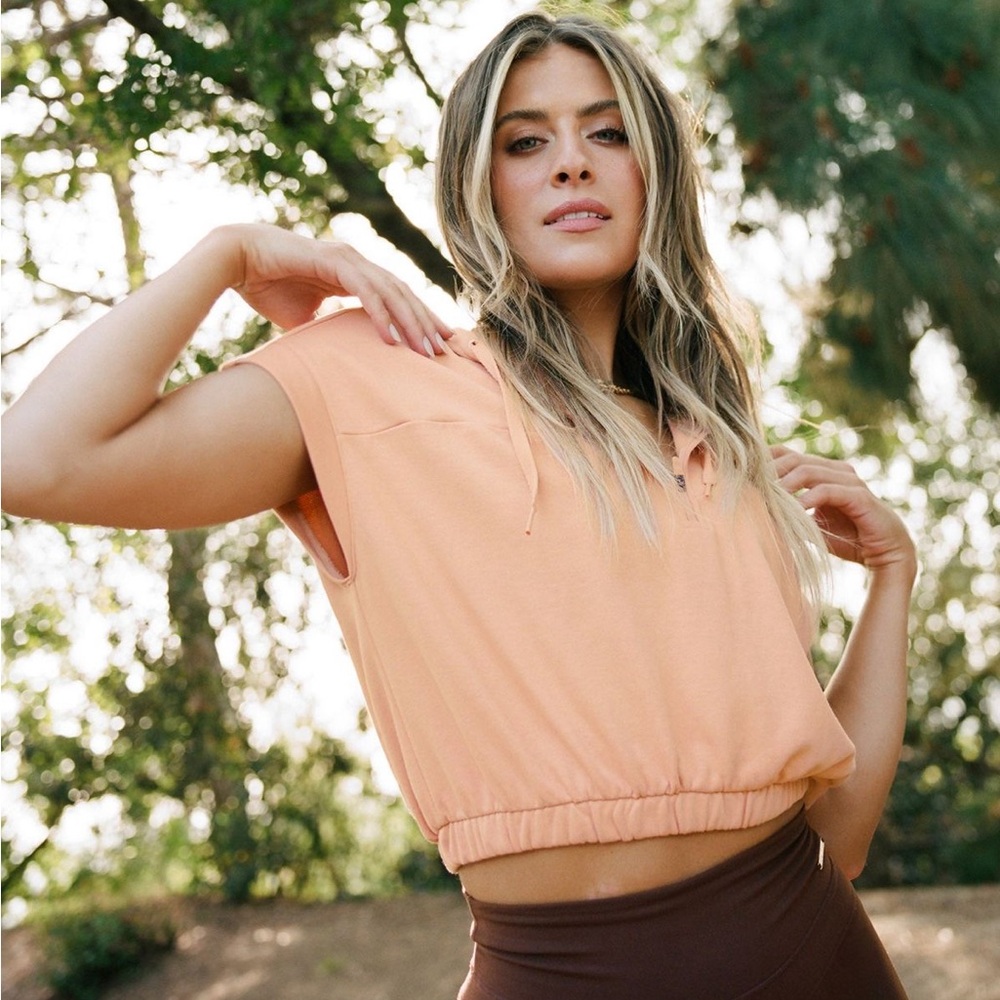 WHITNEY CROPPED SLEEVELESS HOODIE